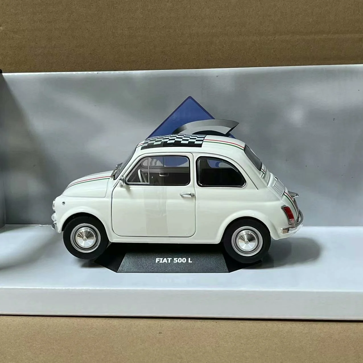 Flaws Diecast SOLIDO 1/18 Scale FIAT 500L Alloy Car Model view 2