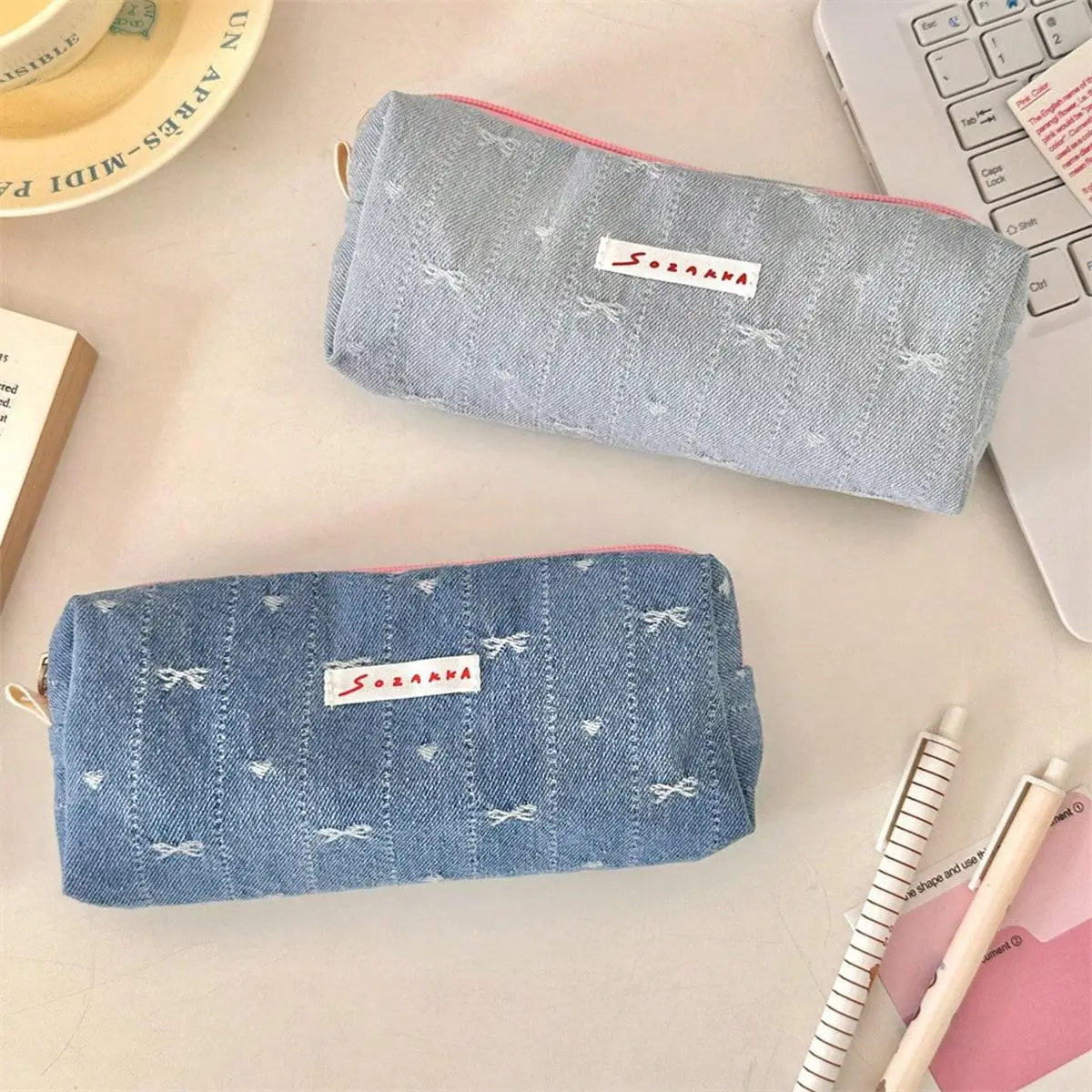 مقلمة على شكل فيونكة مطرزة باللون الأزرق من قماش الدنيم لعام 2025 - حقيبة قرطاسية لطيفة ذات سعة كبيرة للطلاب