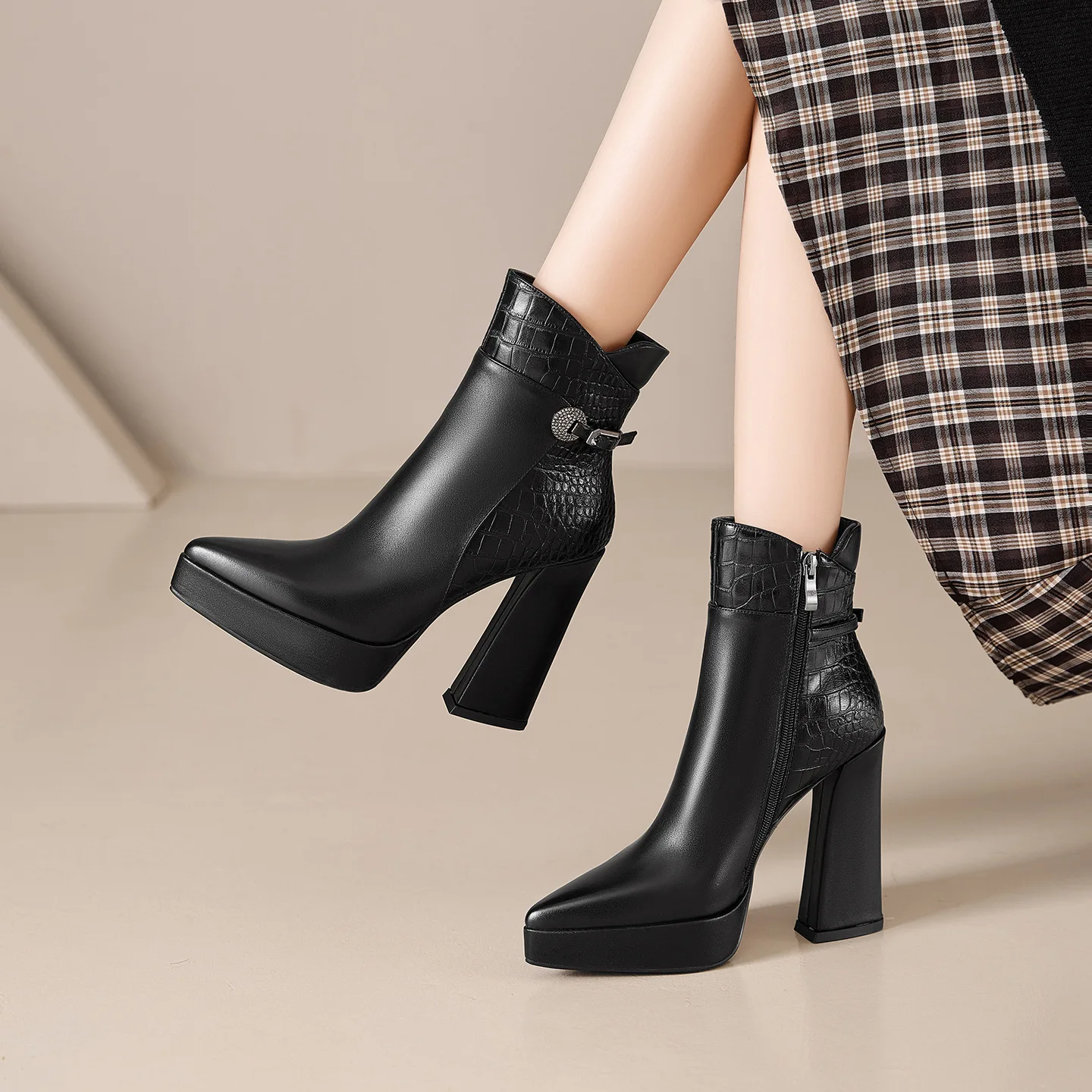 

Women's Leather Ankle Boots Snake-Print Detail Platform Chunky Heel Edgy Elegant Design for Casual Evening Autumn Fashion Looks