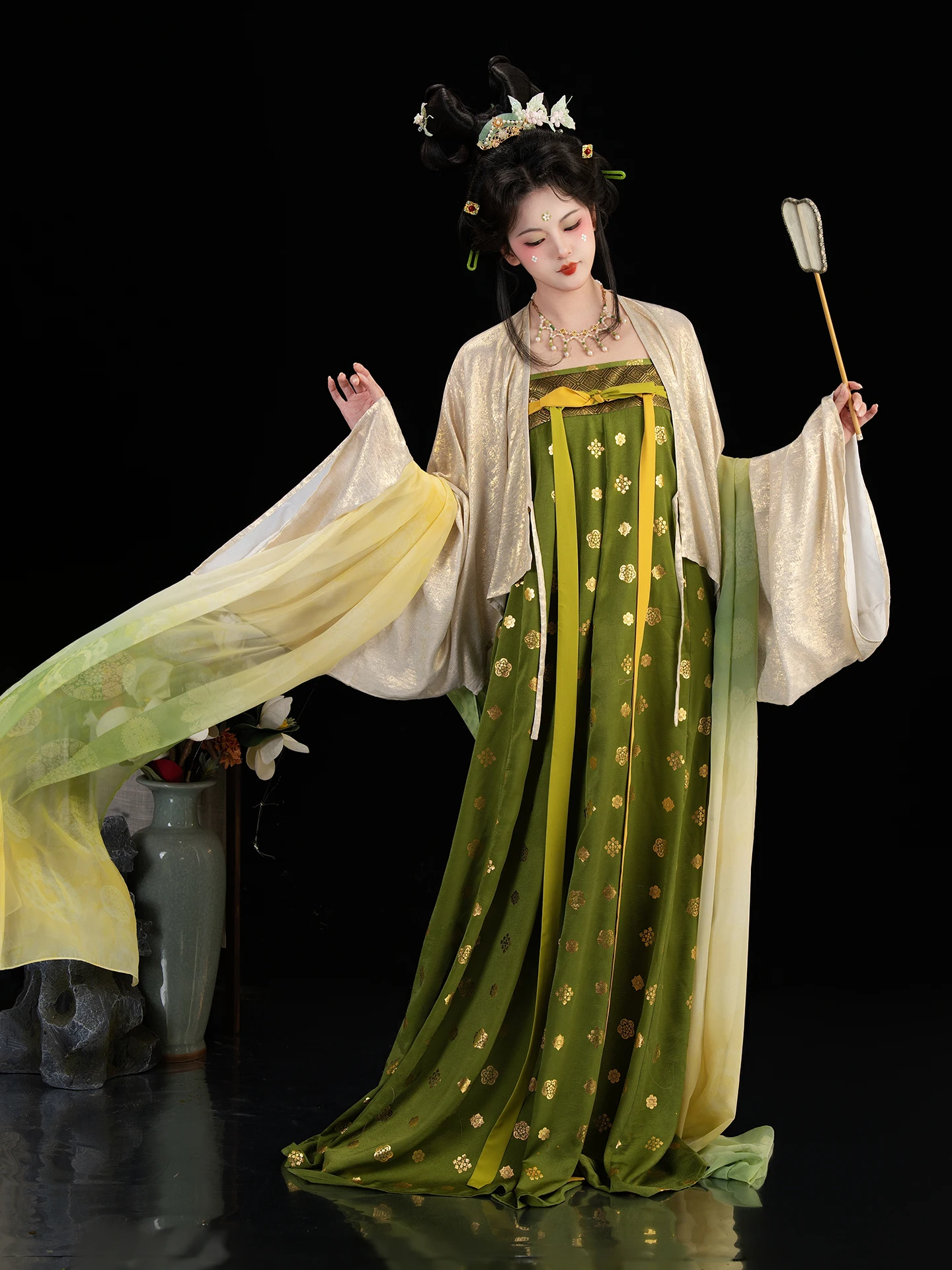 

Hand-Painted Hanfu Waist-Length Jaet with Saes for Young Women Traditional Chinese Costume Slimming Design