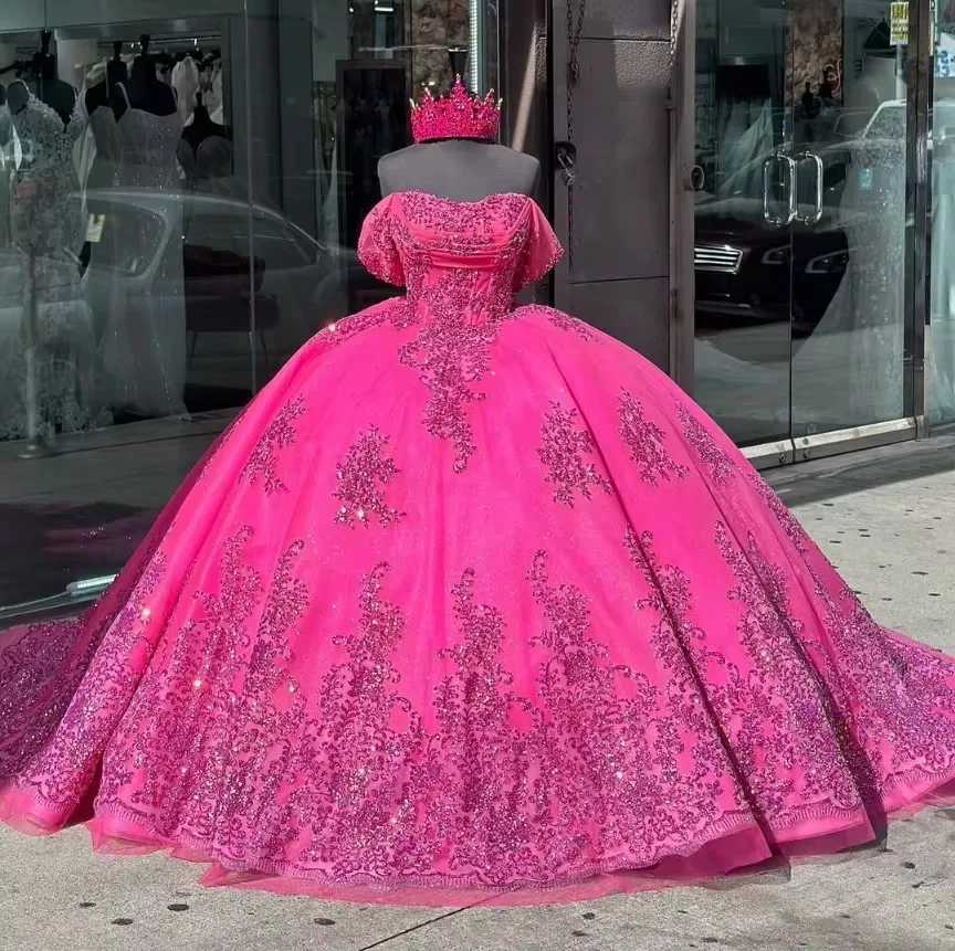 فستان Quinceanera مخصص باللون الوردي الساخن فستان Quinceanera مكشوف الأكتاف مطرز لحفلات التخرج للنساء فستان حفلات Vestidos De 15 Años Sweet 15