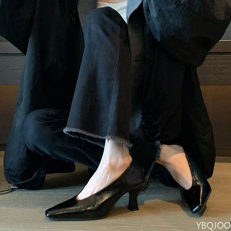 

Темпераментные модные новые туфли на высоком каблуке в стиле ретро, новинка 2026, черные, с маленьким квадратным носком, с неглубоким горлышком, грубые туфли для слежения