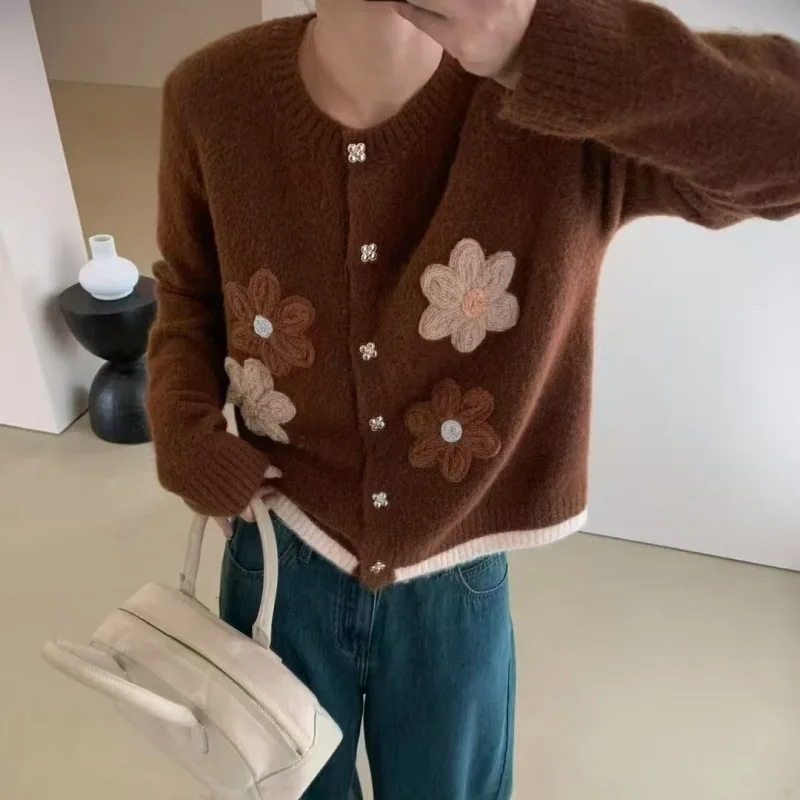 

2025 Autumn/Winter Style Contrasting Bottom Embroidered Flower and Three-Dimensional Decorative Knitted Round-neck Sweater Coat