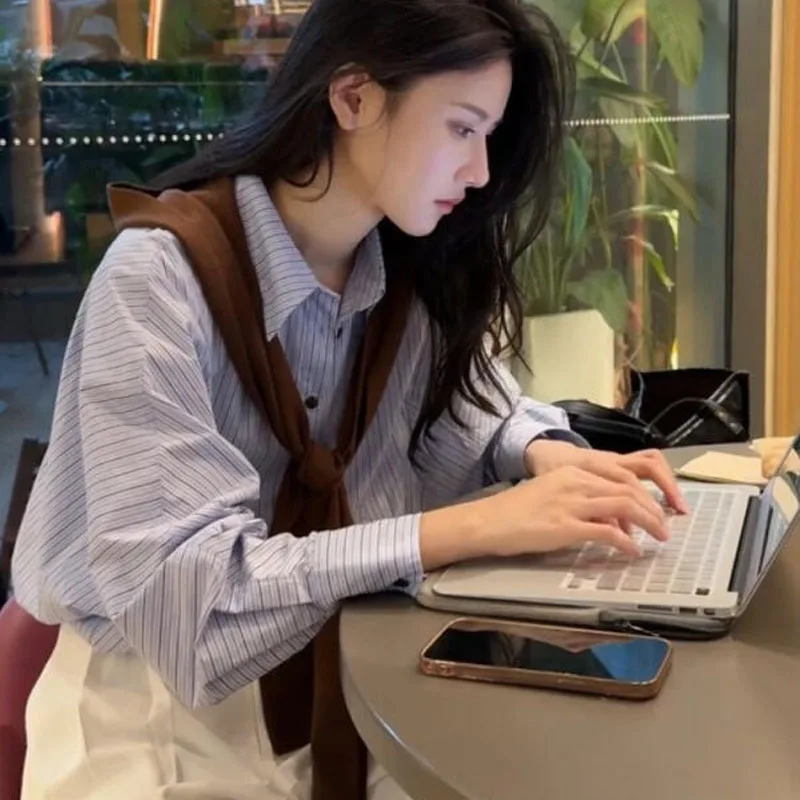 Niebieska koszula w paski z długim rękawem dziewczęca wiosna jesień nowe topy modny temperament niszowa odzież damska odmładzająca hurt