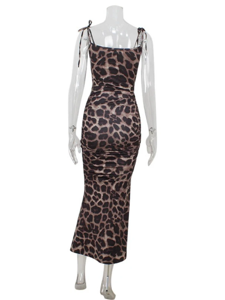 ملابس نسائية صيفية عصرية لعام 2025 فستان ريترو للشارع بطباعة الفهد وفتحة الخصر للتخسيس في الشارع