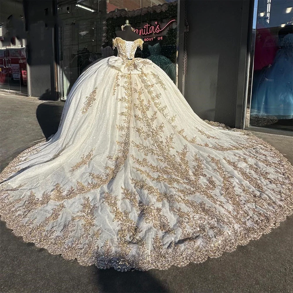 Maßgeschneidertes Luxus-Champagner-Quinceanera-Kleid 2023, goldene Spitze, herzförmiger Prinzessin, süßes 15-Geburtstagsparty-Kleid YQD508