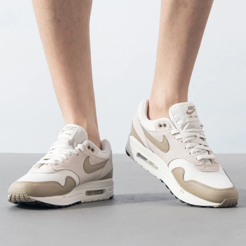 NIKE AIR MAX 1 ESS รองเท้าผ้าใบผู้ชายคลาสสิก retro แฟชั่นรองเท้าสบายๆสบายๆรองเท้าวิ่ง FZ5808-001