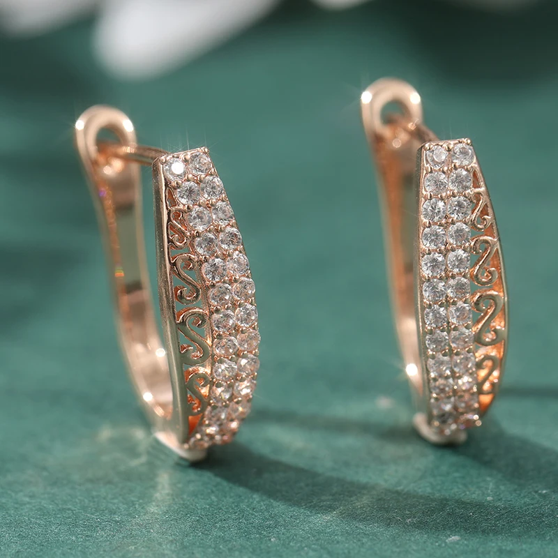 Elegante goldfarbene weiße CZ-Creolen für Damen, handgeschnitzte hohle Ohrringe aus Metall für Party und Alltag – Detail 3