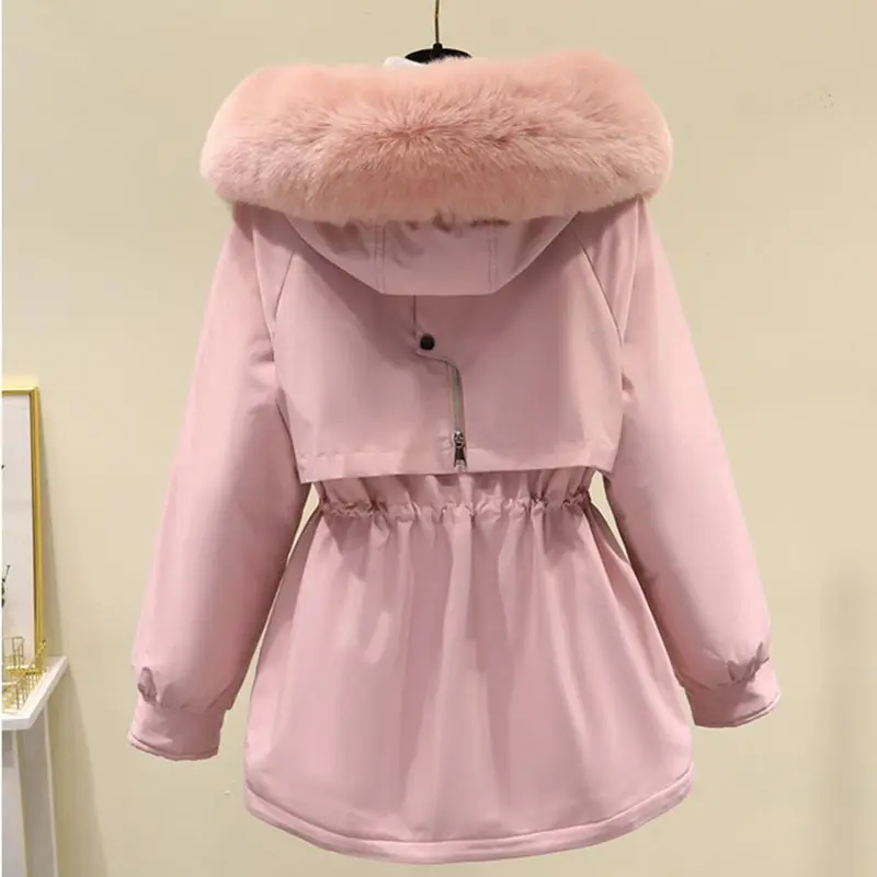 เสื้อแจ็คเก็ตผู้หญิงแบบยาวปานกลางบุใยฝ้ายขนเป็ด รุ่นใหม่ประจำฤดูหนาวปี 2024 สไตล์เกาหลี เสื้อโค้ทหนา อุ่น พร้อมปกขนเฟอร์ขนาดใหญ่ เสื้อคลุมแฟชั่น