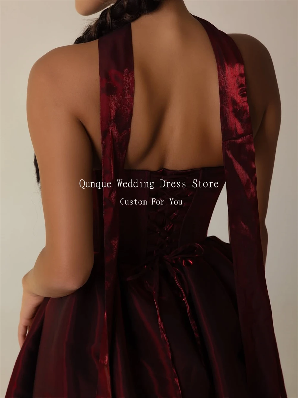 Qunque 섹시한 버건디 A라인 미니 프롬 드레스 반짝이는 새틴 민소매 이브닝 드레스 레이스업 백 로브 드 칵테일 맞춤형