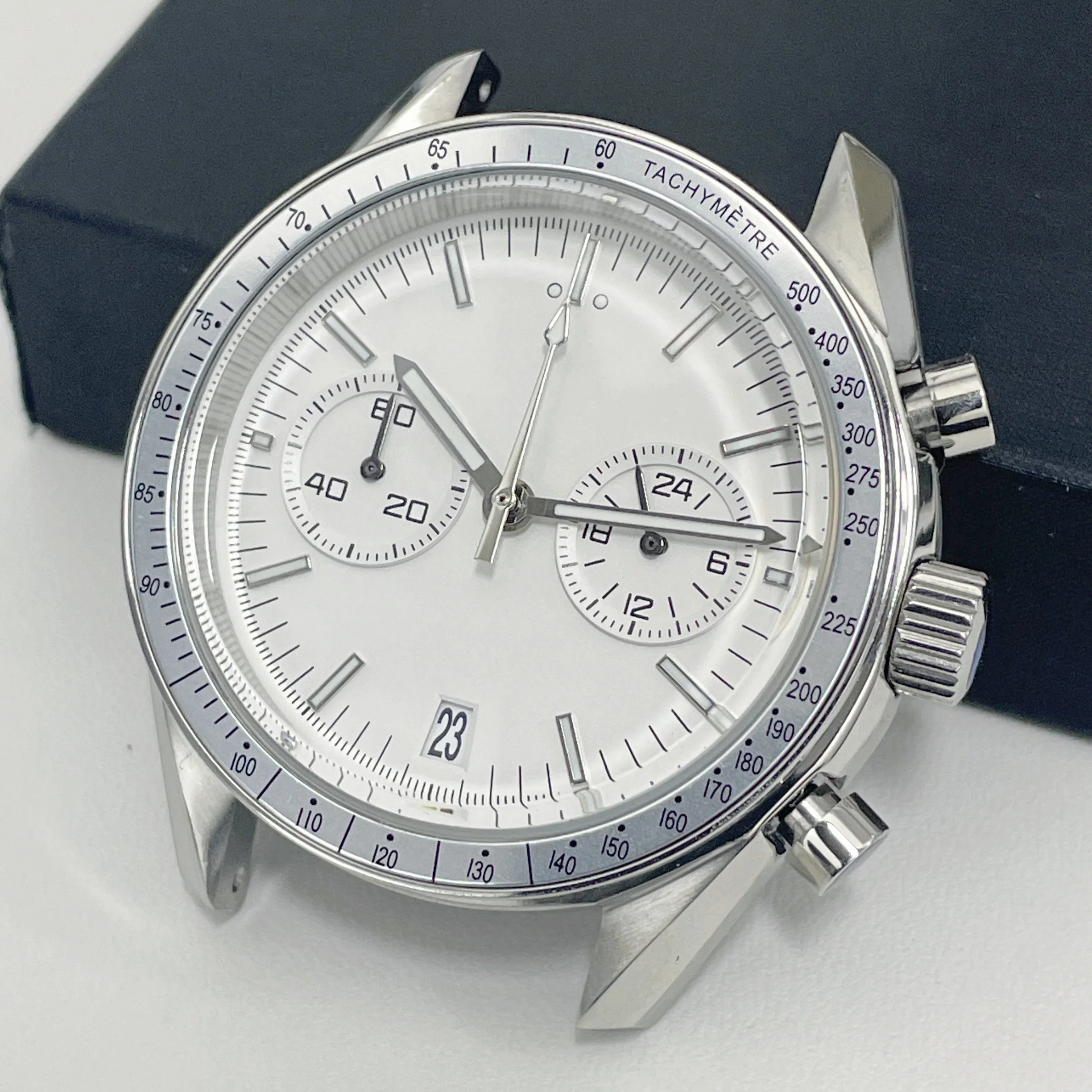 The VK64 movement is paired with a silver stainless steel case measuring 39.7mm, featuring a calendar function and a quartz stop
