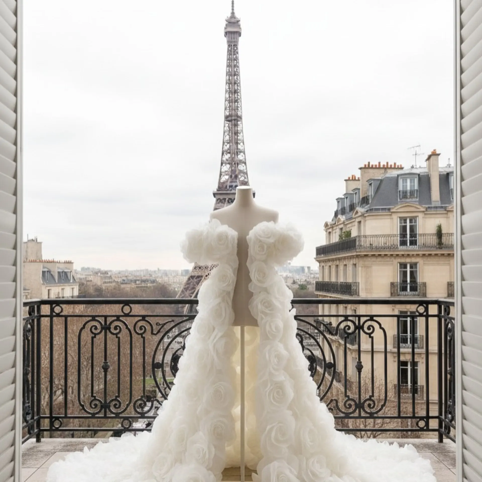 

New Arrival Luxury Wedding Dress with 3D Roses, Off‑Shoulder Sweetheart A‑Line Bridal Robes, Long Train, Paris Romantic Wedding