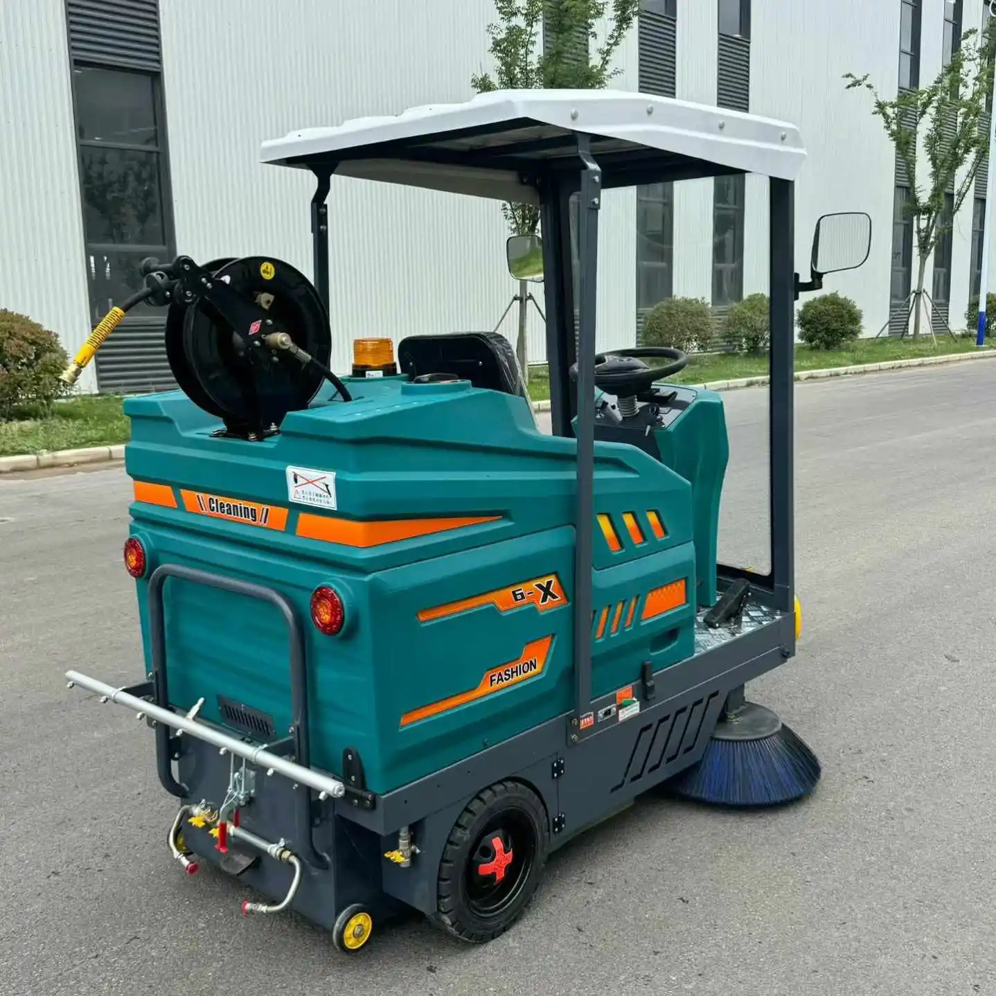 CE Certified Full Closed Ride-On Road Sweeper, Electric Water Spray Vacuum Cleaning Machine for Parking & Warehouse