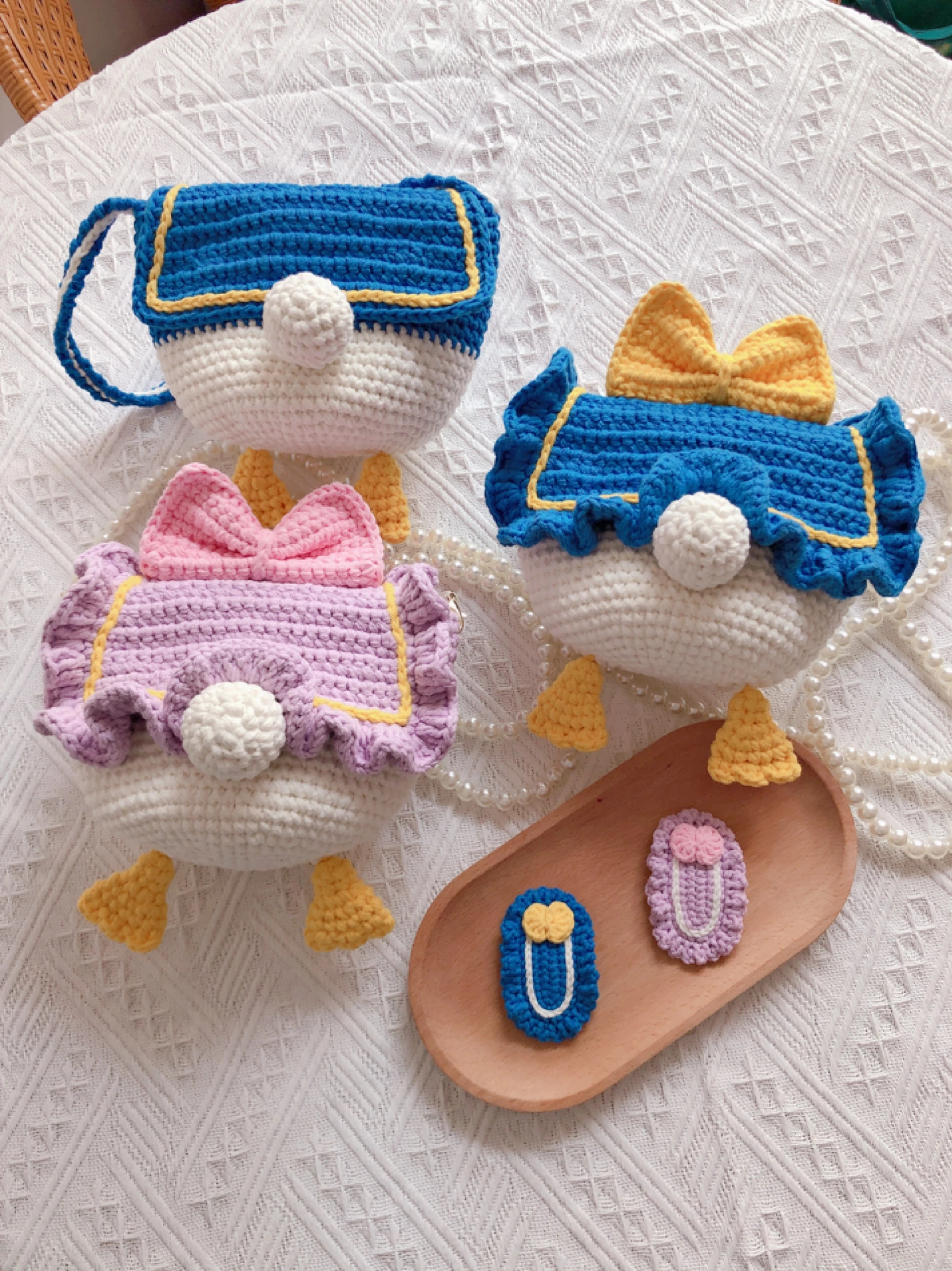 bolsa-artesanal-diy-de-croche-com-materiais-bolsa-transversal-de-ombro-estilo-desenho-animado-pato-donald-e-margarida-taman