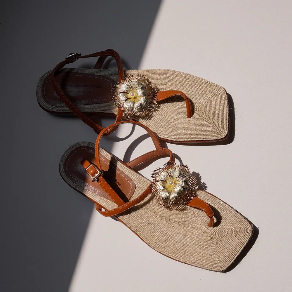 Sommer Mode Retro Chic Fee Stil Blume Handgemachte Stroh Weben Sandalen Karree Flip-flip Leder Wohnungen Frauen Schuhe