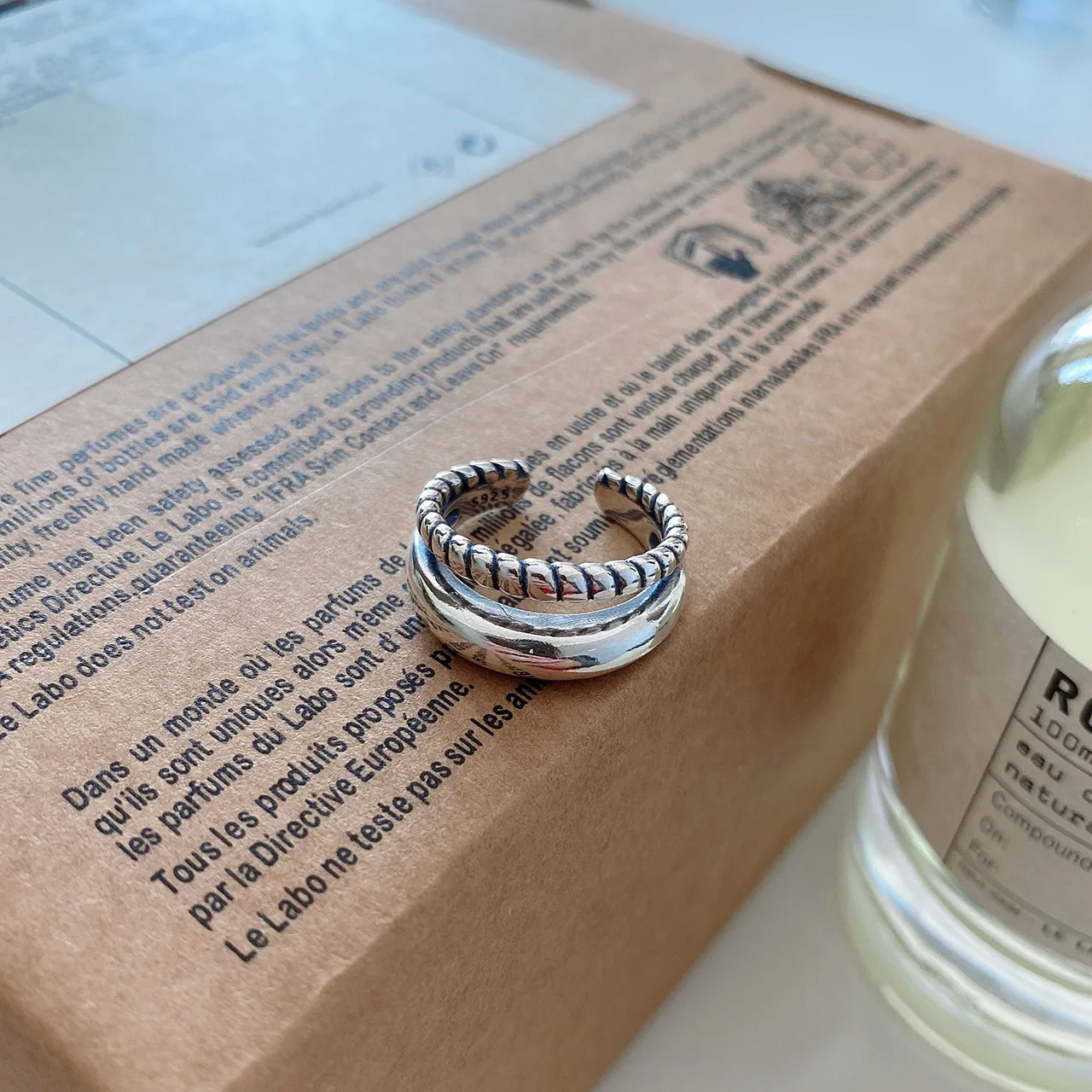 Asegurar que el Material es plata de ley S925, el anillo trenzado minimalista de doble capa tiene una sensación de diseño femenino