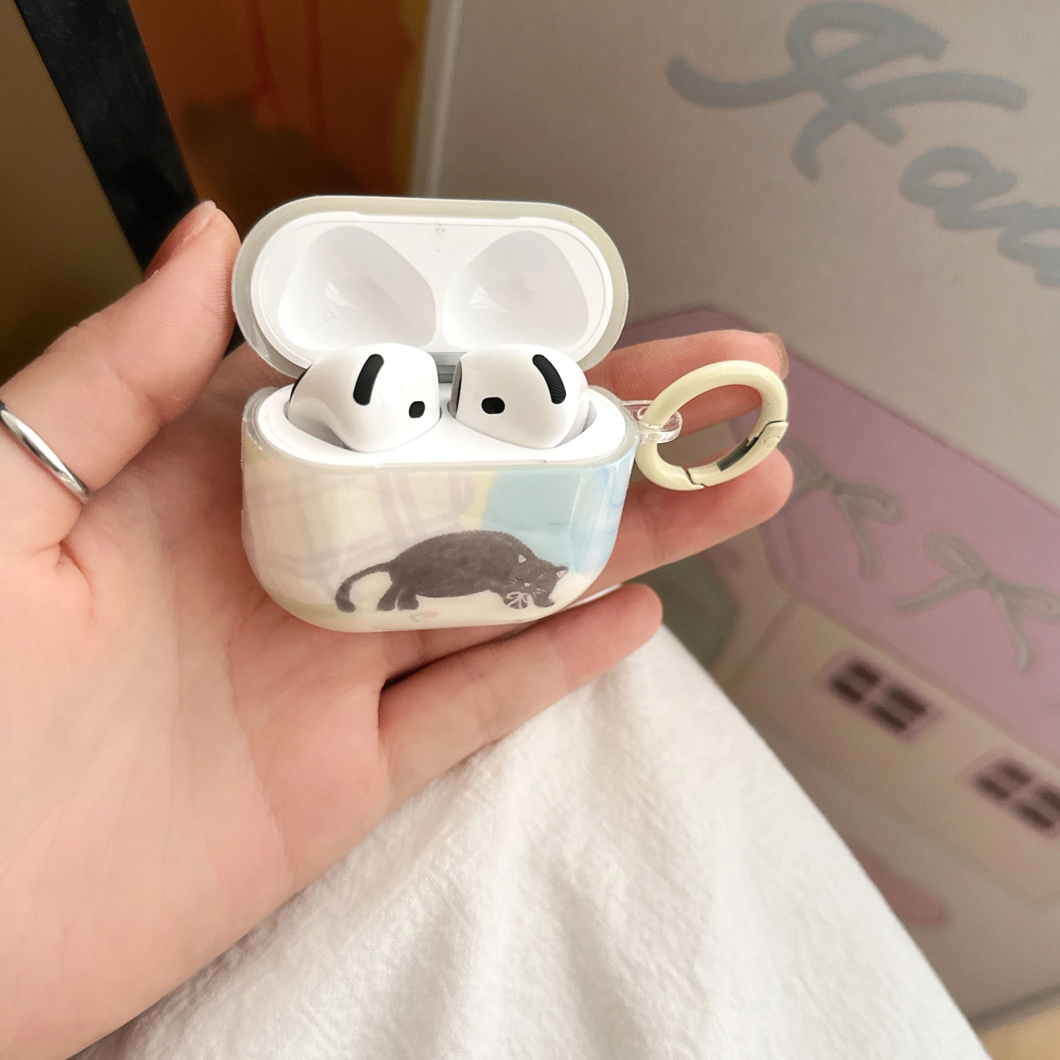 رسم توضيحي على شكل قطة كسولة + حافظة سماعة رأس حلقية مناسبة لحافظة Apple Airpods Pro/Airpods Pro/Airpods4 Case/Airpods3 Case/Airp