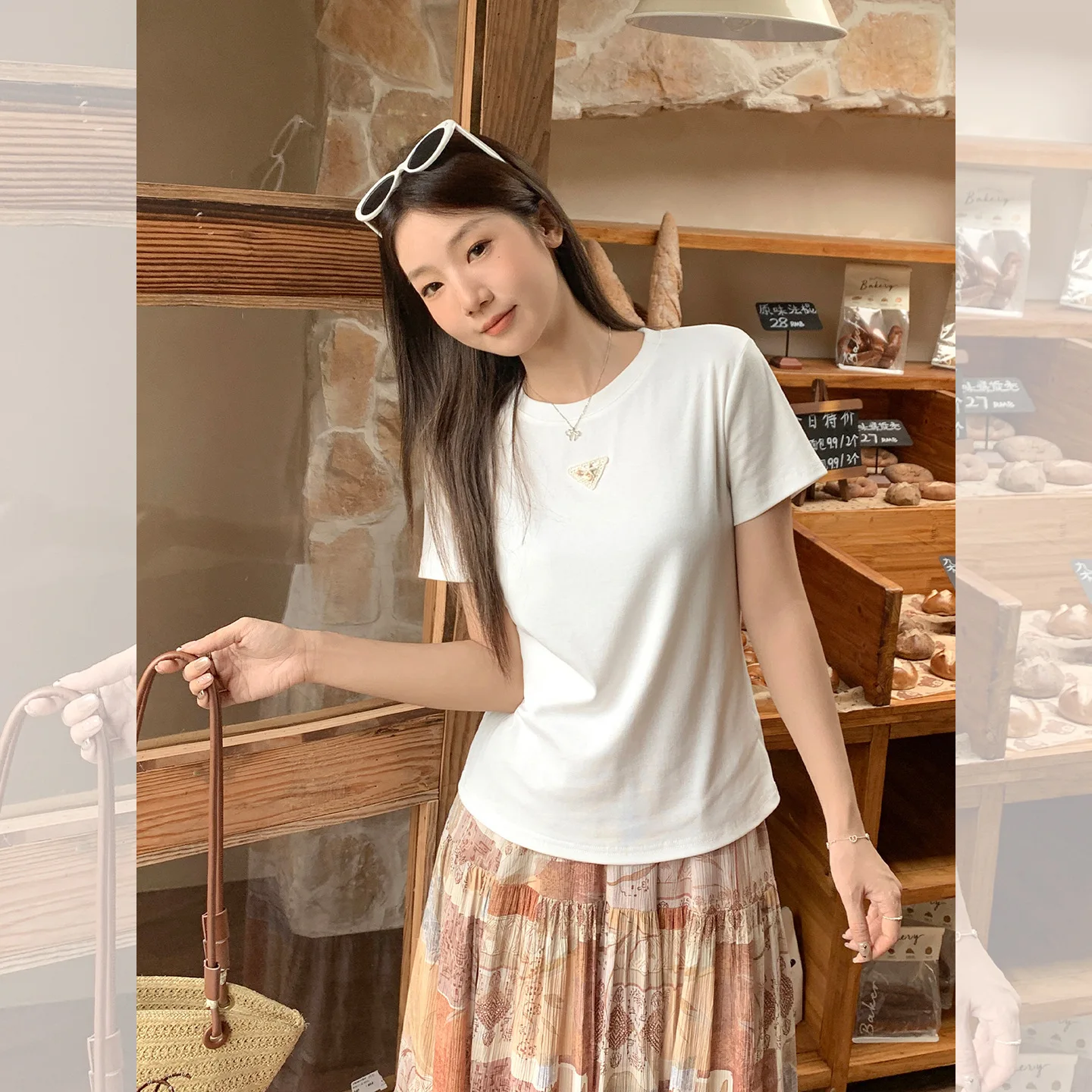 ฤดูร้อนสีทึบSlimming OOTDสไตล์เกาหลีสนุก 3Dตกแต่งไหล่ขวารอบคอแขนสั้นเสื้อยืดผู้หญิง 2025