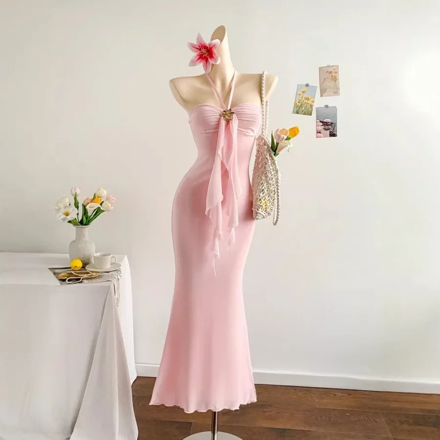 

Новый стиль: Европейско-американское летнее элегантное женское платье с открытой спиной, вырезом на шее и силуэтом «рыбий хвост», облегающее бедра.