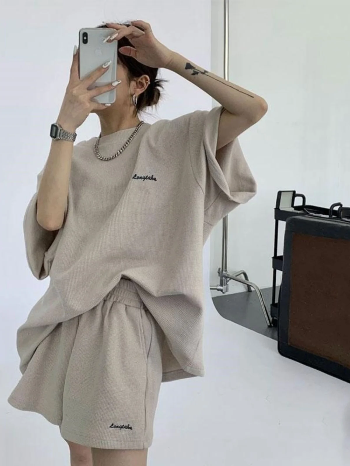 

Модный повседневный женский спортивный костюм: футболка с коротким рукавом и шорты, комплект из двух предметов, свободный крой, лето 2025, новинка