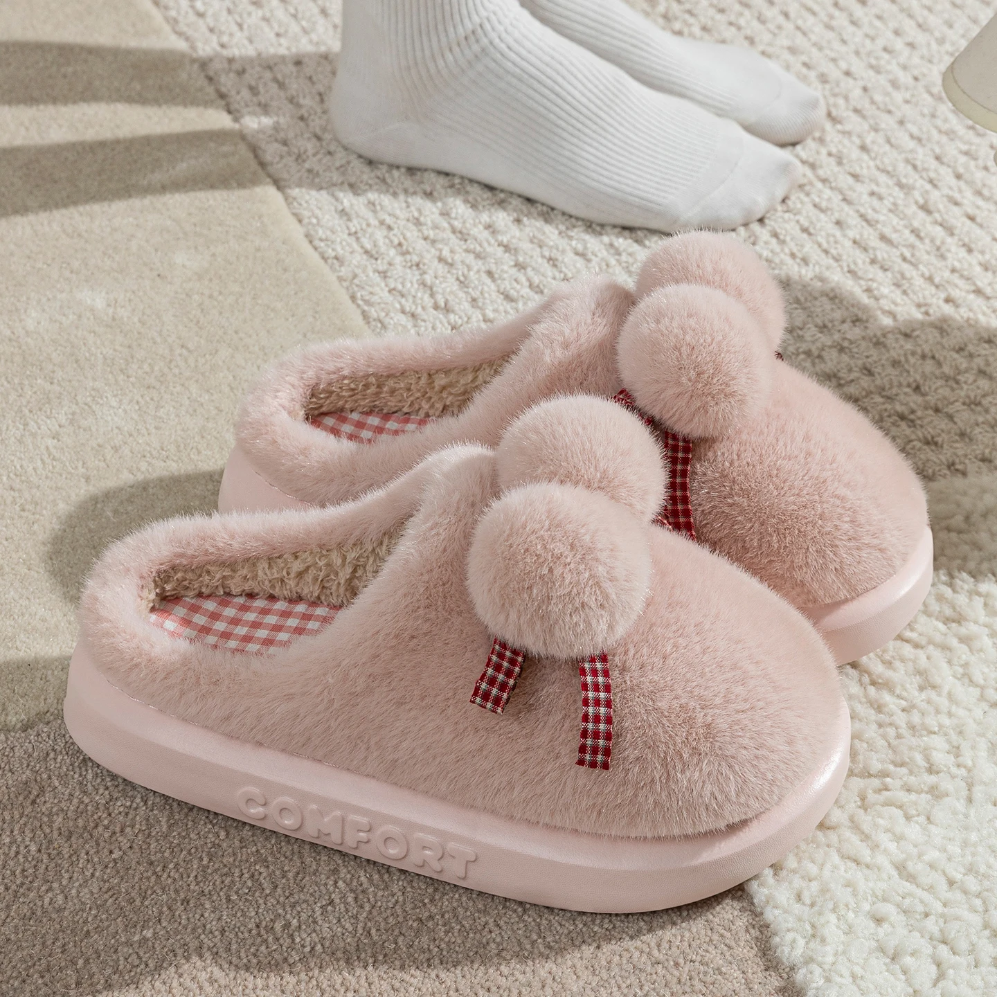 Niedliche Pom-Pom-Warme-Plüsch-Hausschuhe für Damen, Winter, dicke Sohle, Indoor-Hausschuhe, flauschiges Kunstfell, rutschfeste Baumwoll-Slipper für das Schlafzimmer. – Detail 15