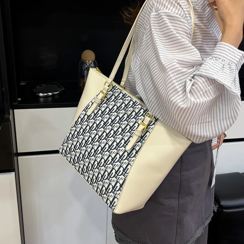 

New High-Quality Zipper Shoulder Bag Luxury Fashion Style Women's Handbag With Elegant Leather & Superstar Charm
