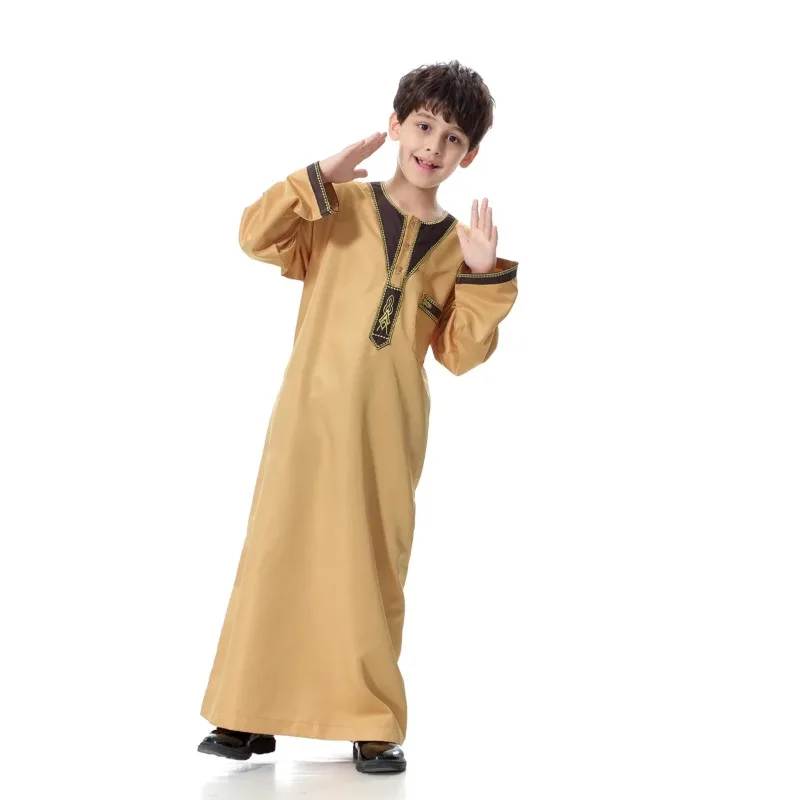 Nieuwe 2023 Hete Verkoop Afrikaanse Etnische Stijl Kid 'S Lange Shirt Casual Gewone Beige Moslim Gewaad Voor Jongens Cosplay Kostuum