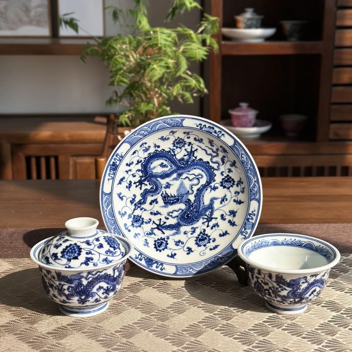 Hand-painted blue and white twisted branches Shuanglong Yuanbao cover bowl three-piece set Jingdezhen high-end tea set