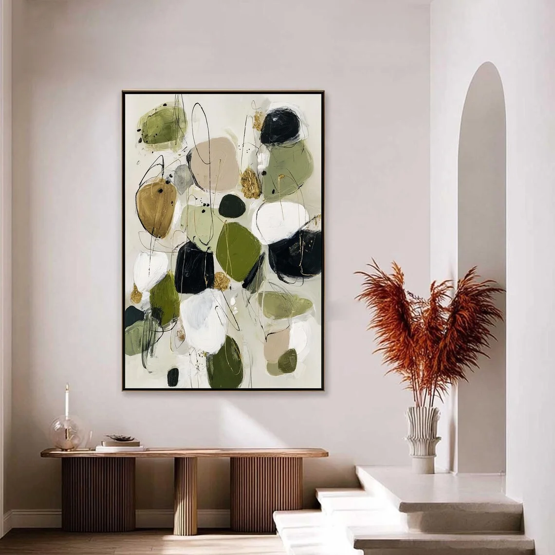 Serene, erdige abstrakte Wandkunst – ruhiger Druck, der natürliche Töne und organische Formen feiert. Die gedämpften grünen und beigefarbenen Farbtöne, kombiniert