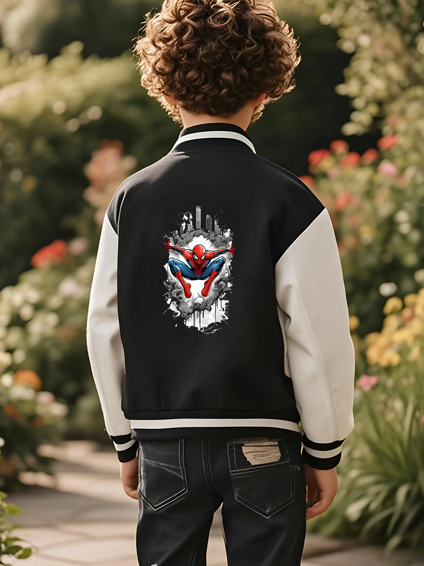 سترة بيسبول للأطفال من MINISO Marvel Spider-Man City Shuttle - طباعة على الوجهين، أبيض وأسود، ناعمة وصديقة للبشرة