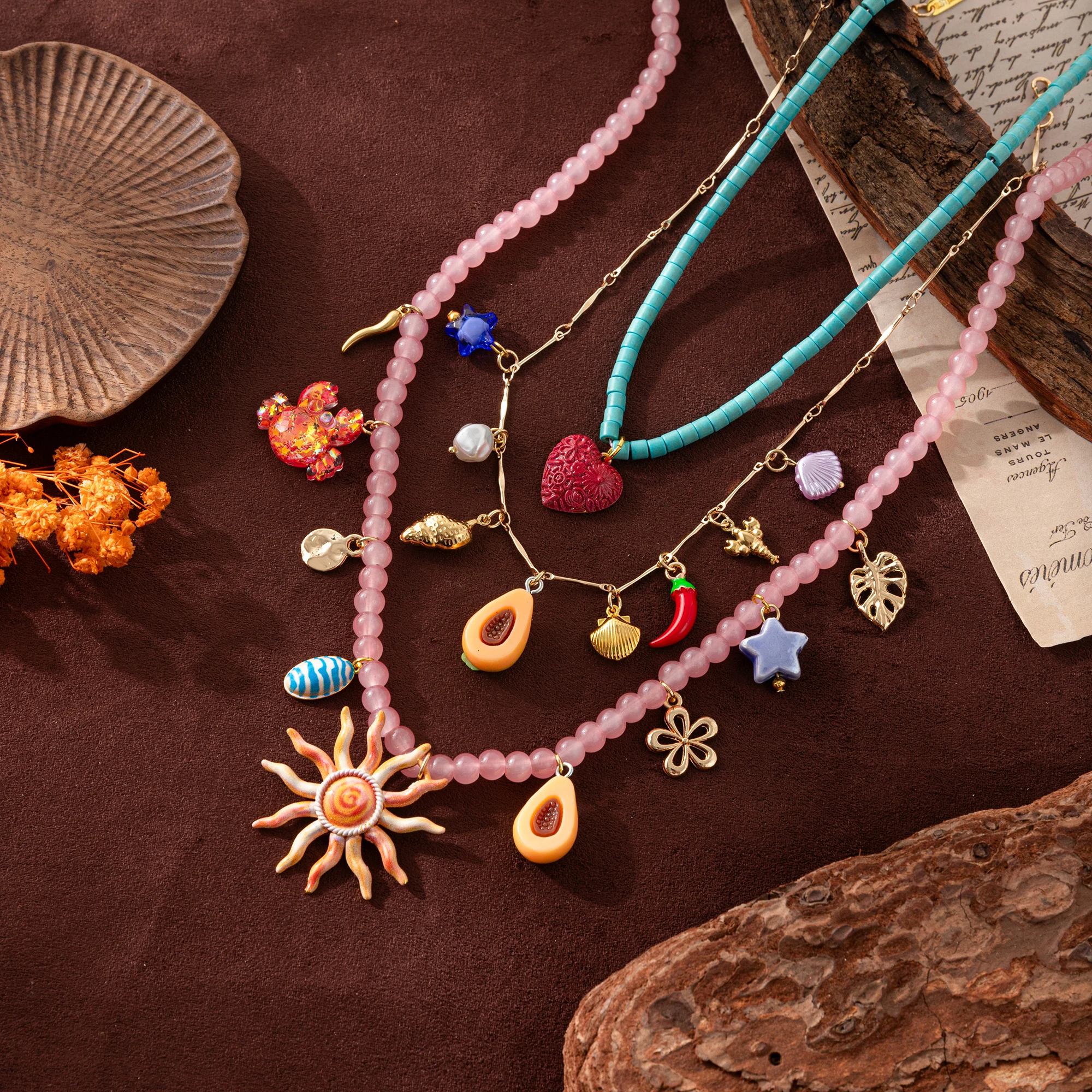 

New Fashionable Face Sun Beaded Shell Love Necklace Light Luxury High Grade necklaces for women