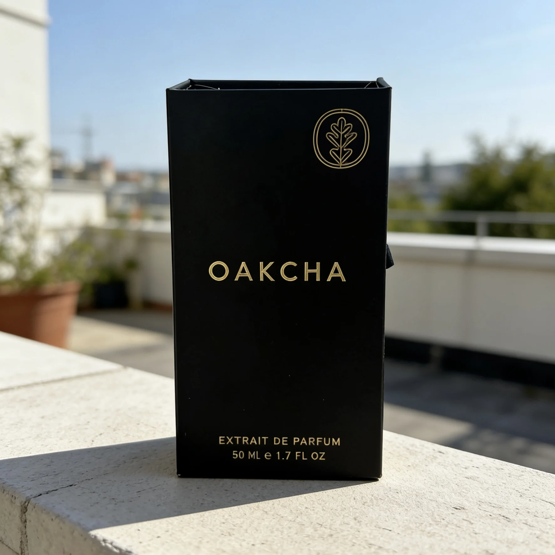 Oakcha Desiree Desire perfume is an advanced and charming dark wood flower fragrance. Huoxiang, Sandalwood, and Musk, cool and lazy, with a mysterious and seductive aura. The black bottle has a high-end texture and a long-lasting fragrance.