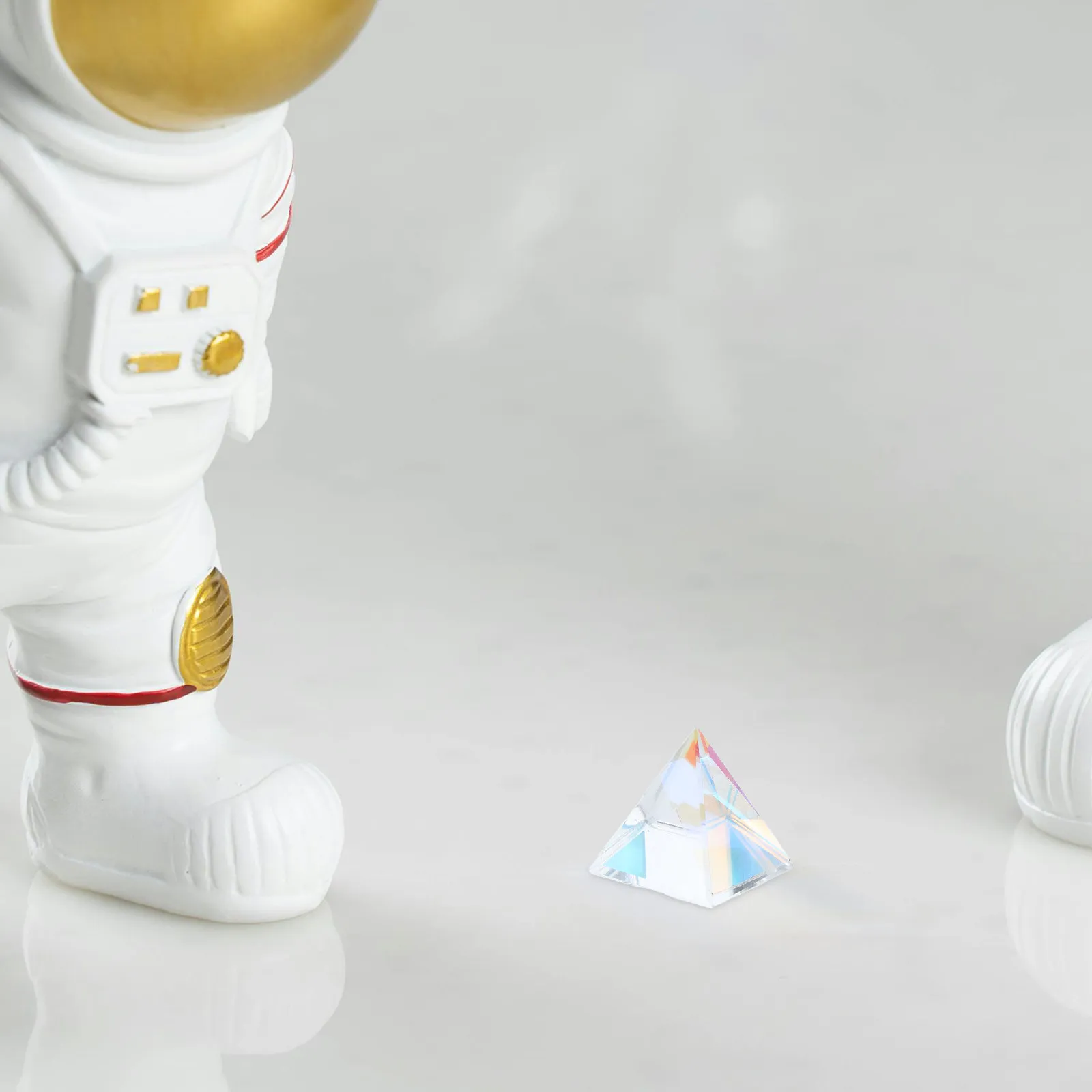 

Набор из 1 шт. Солнечный ловец света: призма-пирамида для смешивания цветов и преломления света, декоративное изделие ручной работы из стекла для дома, офиса, окна, сада, солнечной комнаты, стола