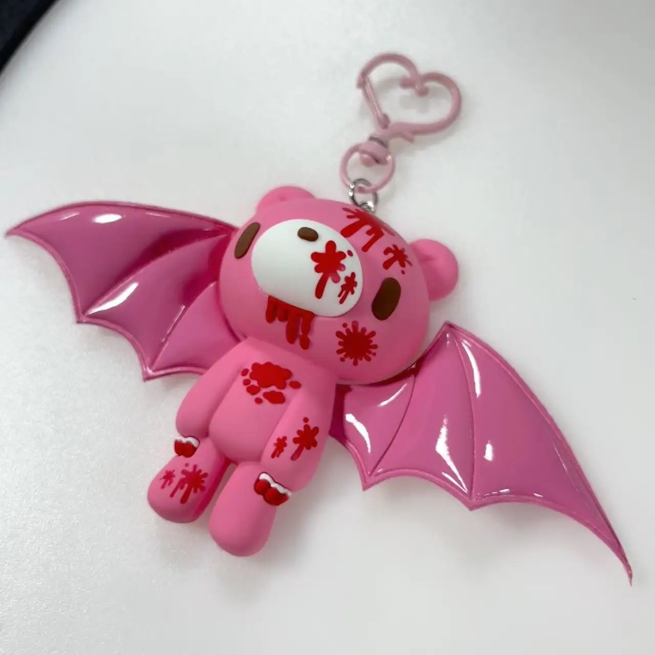 سلسلة مفاتيح فاخرة على شكل دب الخفافيش الداكن - مصنوعة بشكل رائع بتفاصيل دموية وأجنحة لامعة. #1