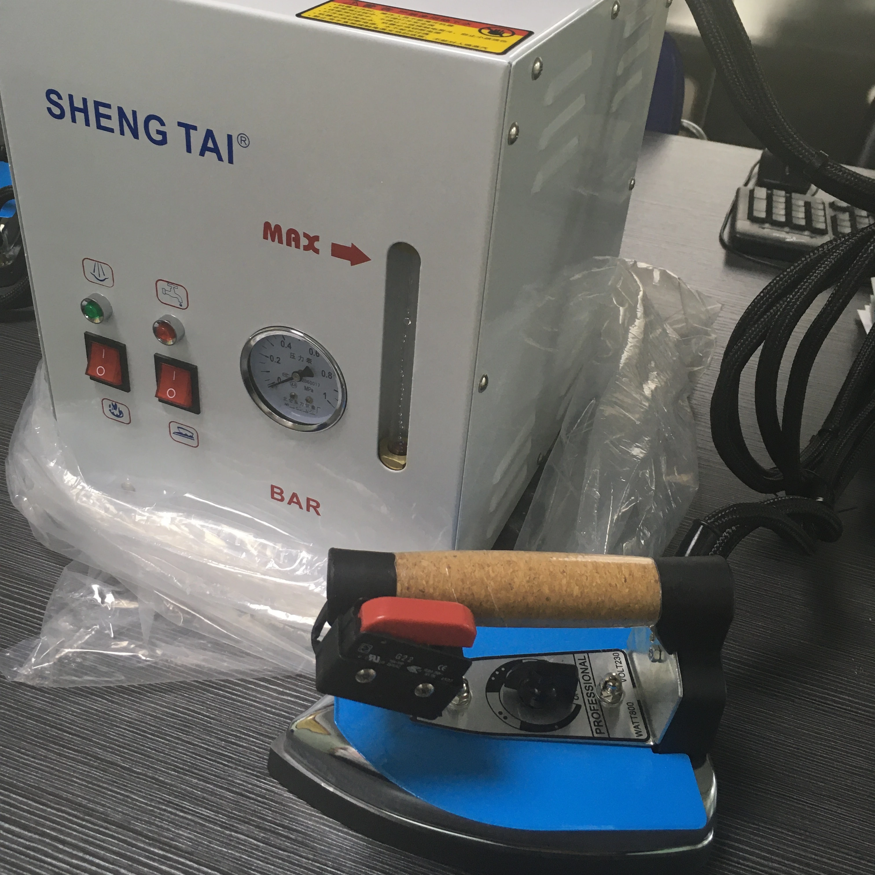 

Portable ST-6 Iron Steamer Powerful Electric Compact for Household Clothes Garment Amazon Hot Sale with US Plug Type for Travel