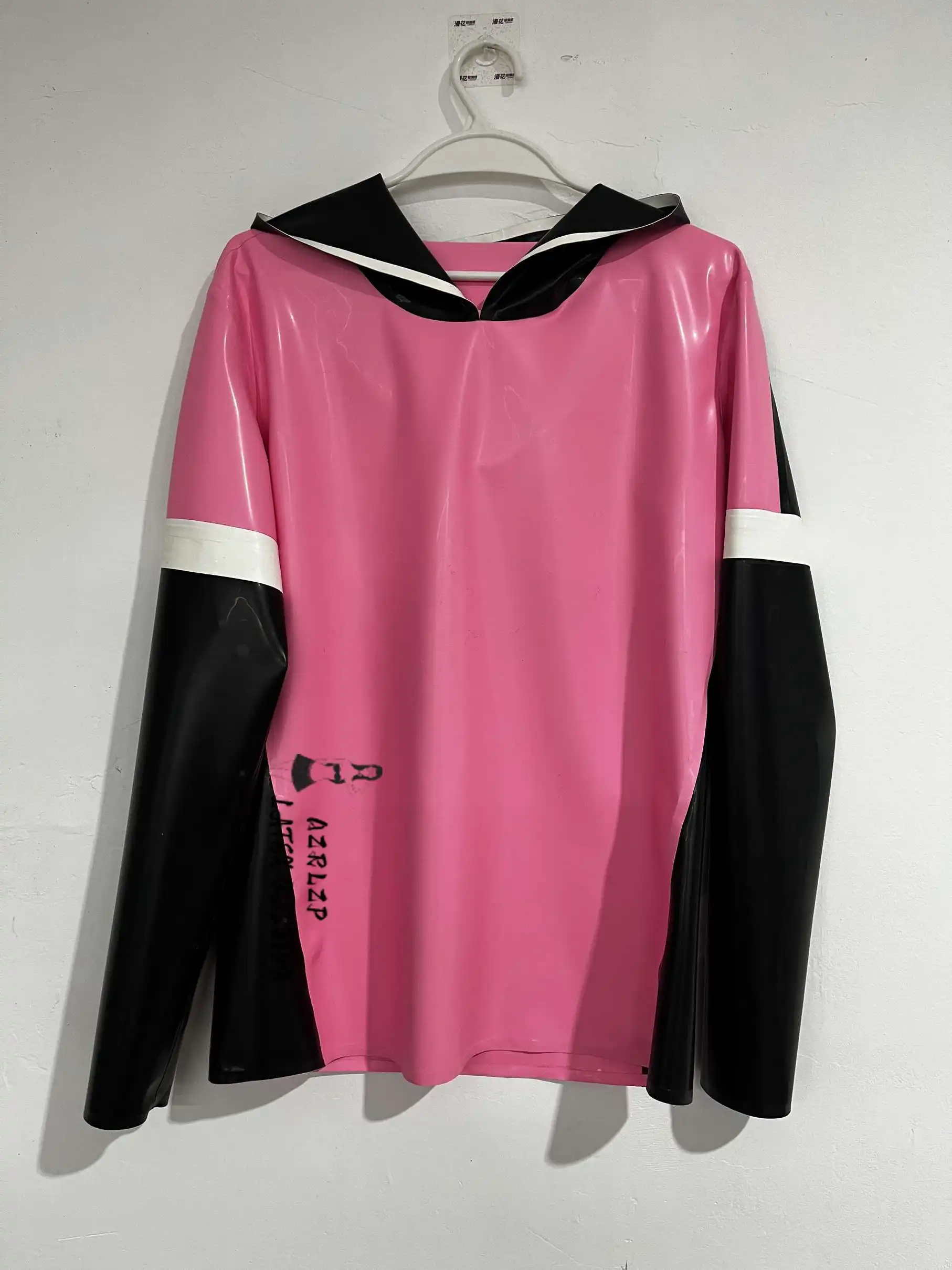 Schwarzes und pinkes Latex-Oberteil / Jacke – Zweifarbiges Gummi-Kapuzenshirt