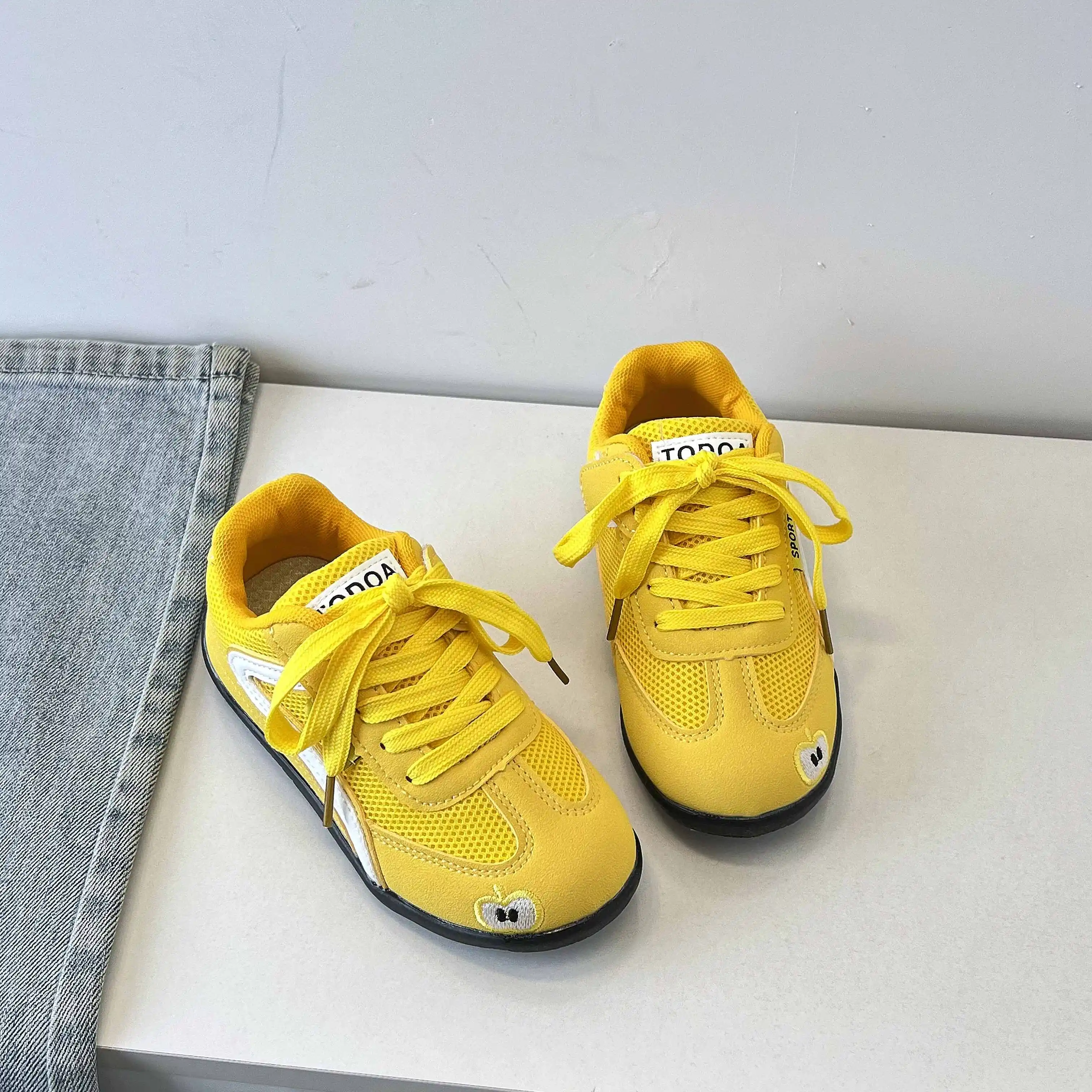 

Детская спортивная обувь, весна-лето 2024, новая версия для мальчиков и девочек, модная обувь на мягкой подошве с сеткой, повседневная тренировочная обувь для бега