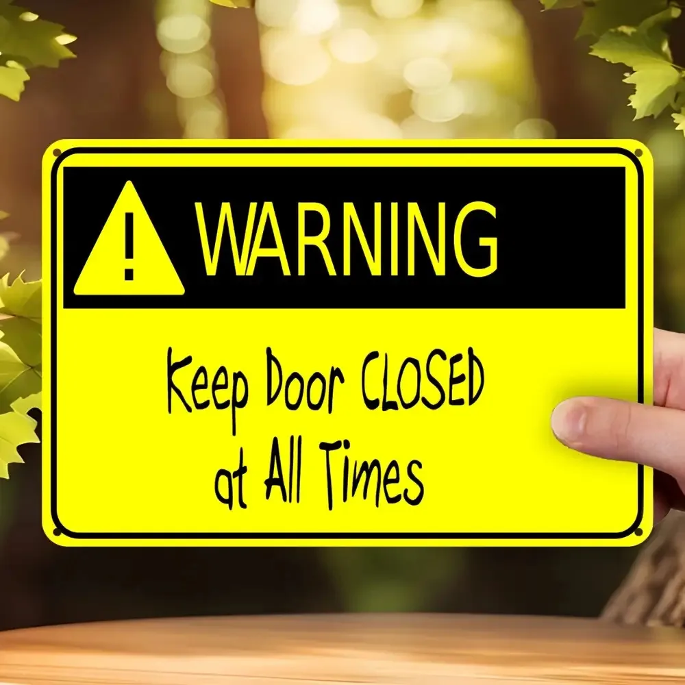 لافتة معدنية مسطحة ثنائية الأبعاد، قطعة واحدة عتيقة "تحذيرًا في الباب مغلقة في كل الأوقات" - باب صفيح أصفر وأسود شديد التحمل معلق في ديسمبر