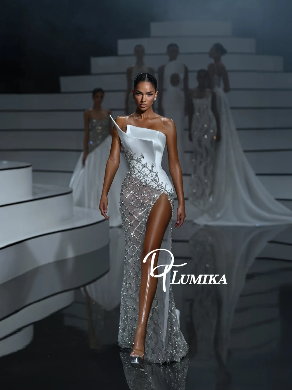 Sexy High Slit Wedding Dress Opulent Crystals Sequined Bridal Gown Sleeveless Modern Illusion Customized Women Bride Wear