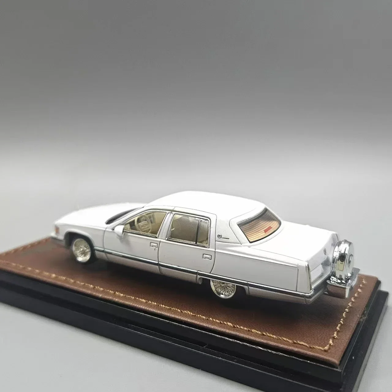 GOC 1:64 Fleetwood Pearl White  Diecast Model Car