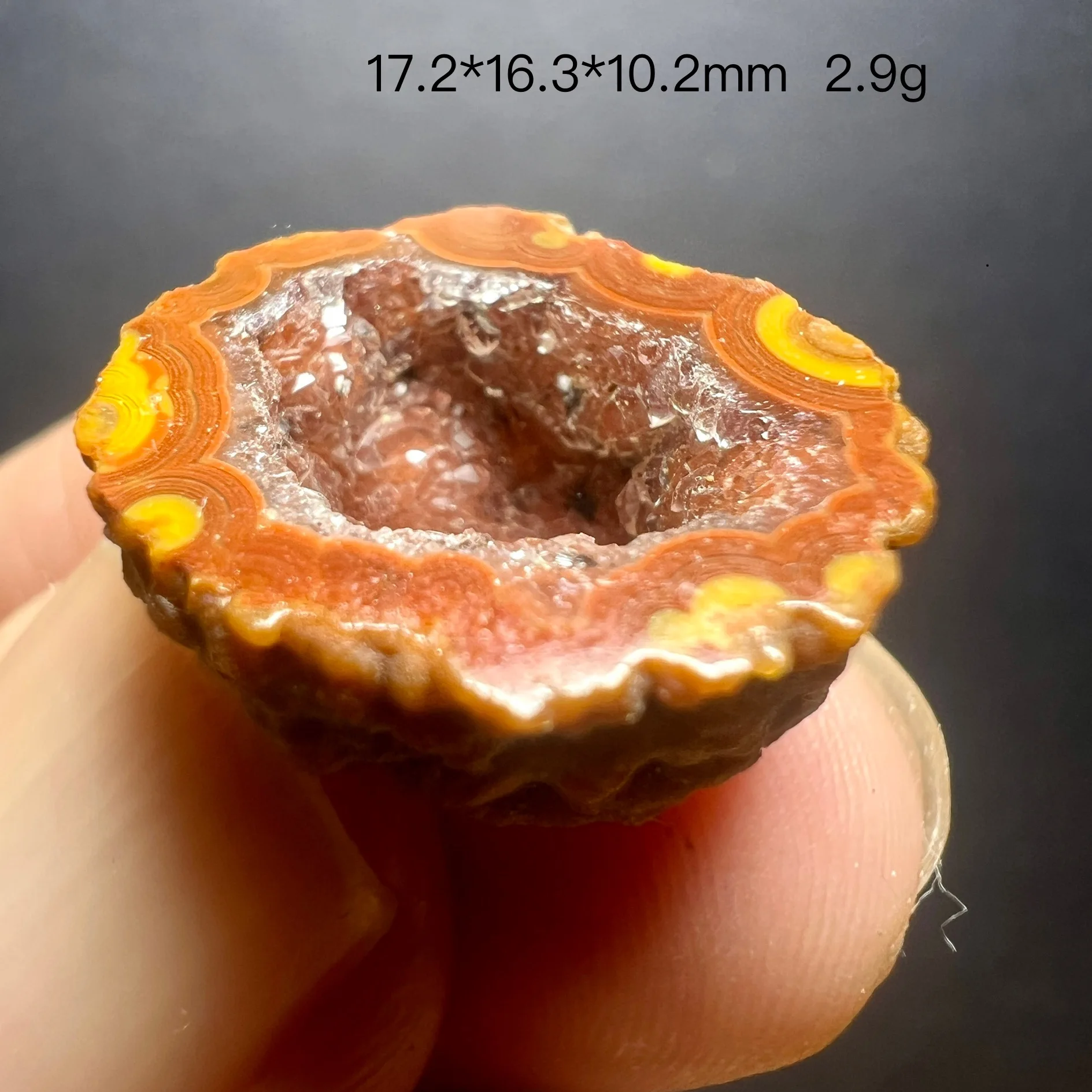 

Natural mineral specimen of Zhan Guo Hong agate, raw stone for collection, stone display, geological science popularization.