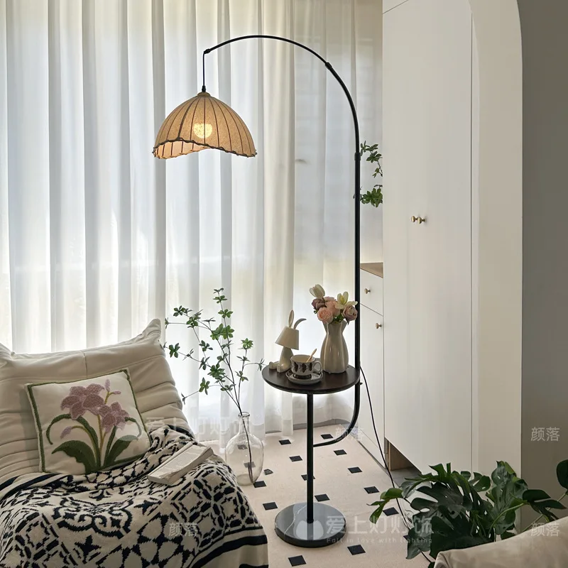 

Напольный светильник в средневековом стиле, ретро-американский атмосферный светильник рядом с диваном, с интеллектуальной беспроводной зарядкой, несколько столиков