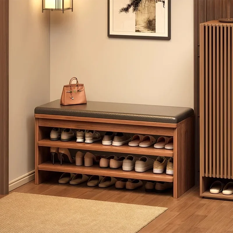 meuble-a-chaussures-integre-a-une-porte-d'entree-avec-tabouret-pour-changer-de-chaussures-peut-etre-range-contre-le-mur-a-l'entree-de-la-maison-et-offre-une-impression-de-luxe
