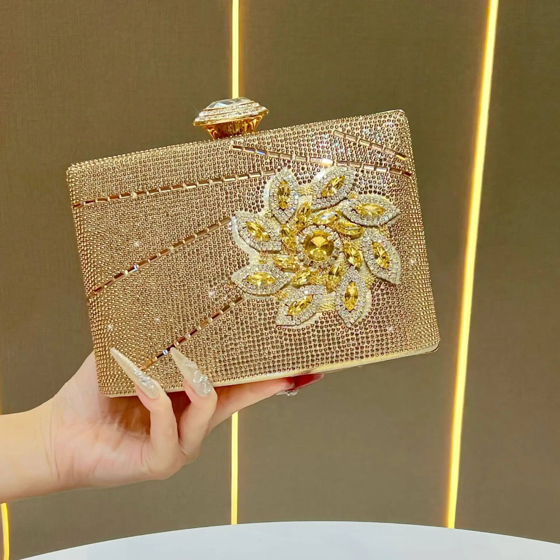 

платье банкетный клатч инкрустированная бриллиантами сумка-мессенджер темпераментная сумка через плечо для ужина