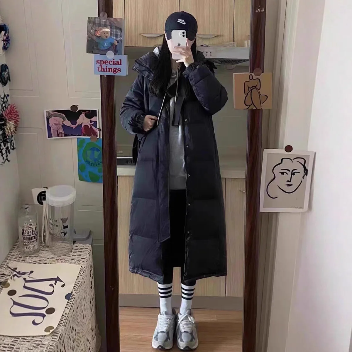 2025 Nuovo dramma cinese Piumino da donna stile lungo al ginocchio addensato piumino d'anatra bianca, abito da coppia per studenti