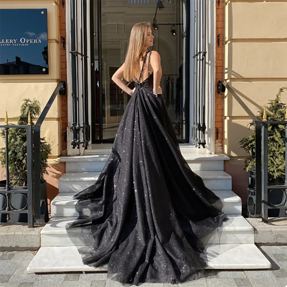 ชุดแต่งงานทรงเอไลน์แบบสั่งตัดประดับเลื่อมวิบวับ คอวี แขนกุด เปิดหลัง กระโปรงยาวแบบทูลล์ สำหรับผู้หญิง ปี 2025