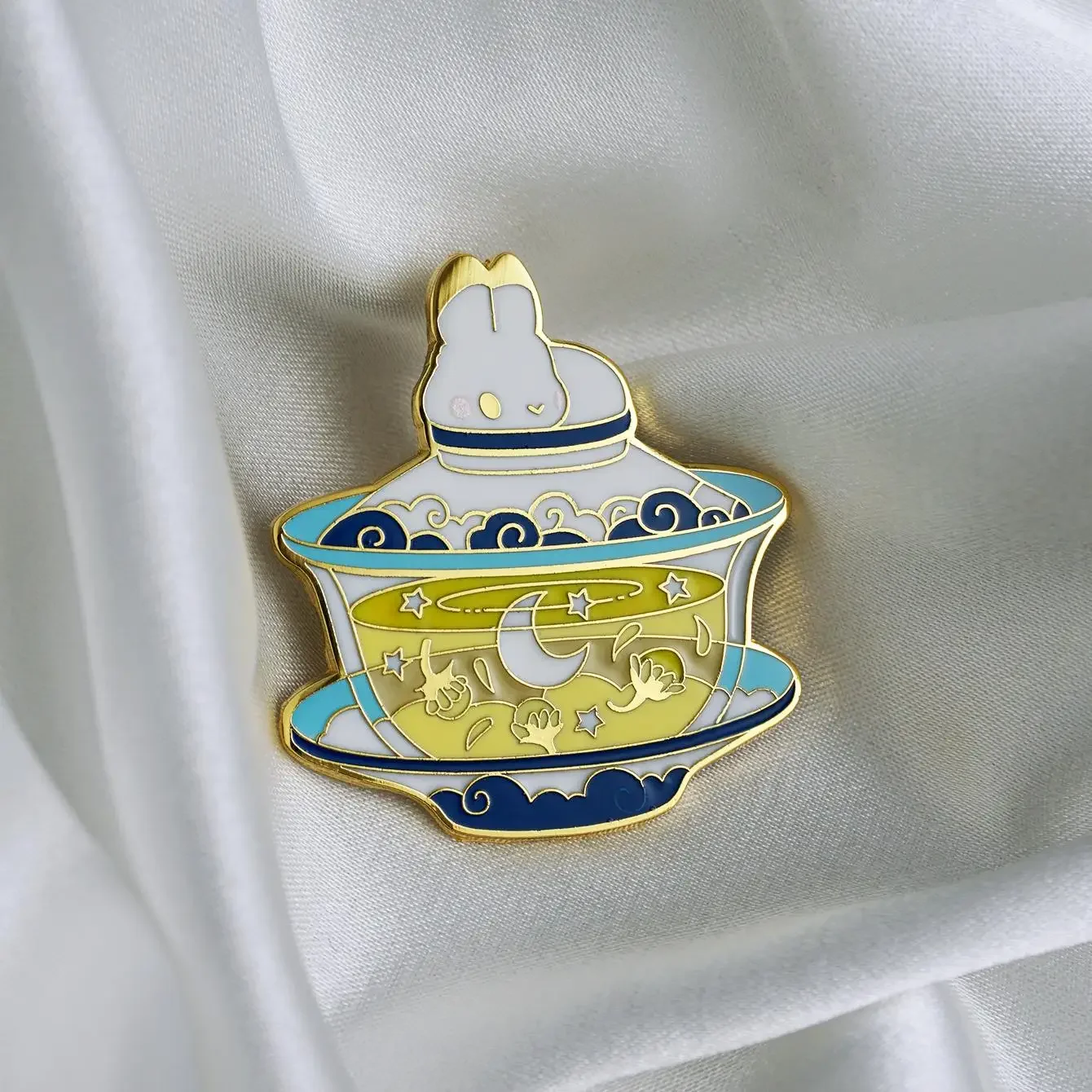 Cute Porcelain Gaiwan Bunny Hard Enamel Pin Animal Badge Brooch for Jewelry Accessory Gifts for Women Girls