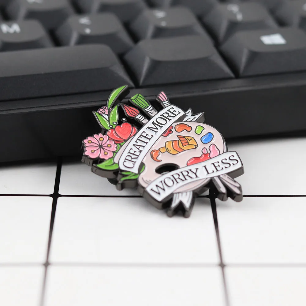 Create More Worry Less Emaille-Anstecknadel Künstlerpalette Pinsel Brosche Blumenkunst-Abzeichen Inspirierendes Zitat Geschenk für Maler Studenten J – Detail 4