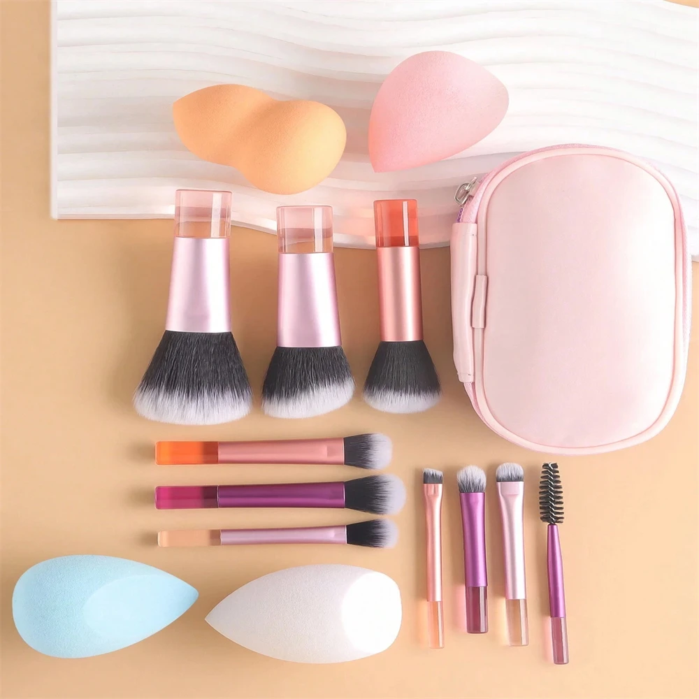 Ensemble de 10 mini pinceaux de maquillage avec poignée portable transparente pour poudre libre, fard à joues, fard à joues, fard à paupières, comprend 4 bouffées