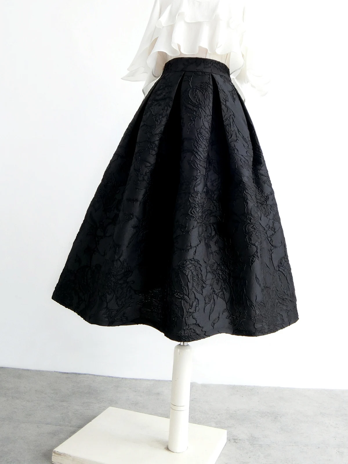 

Spring and Autumn New Women's Half Length Skirt, Retro A-line Edition Black Fashionable Elegant Pleated Long Skirt